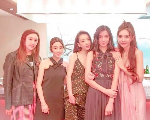 手繪花朵，母愛(ài)無(wú)價(jià) 方媛母親節(jié)收獲女兒最暖心的禮物